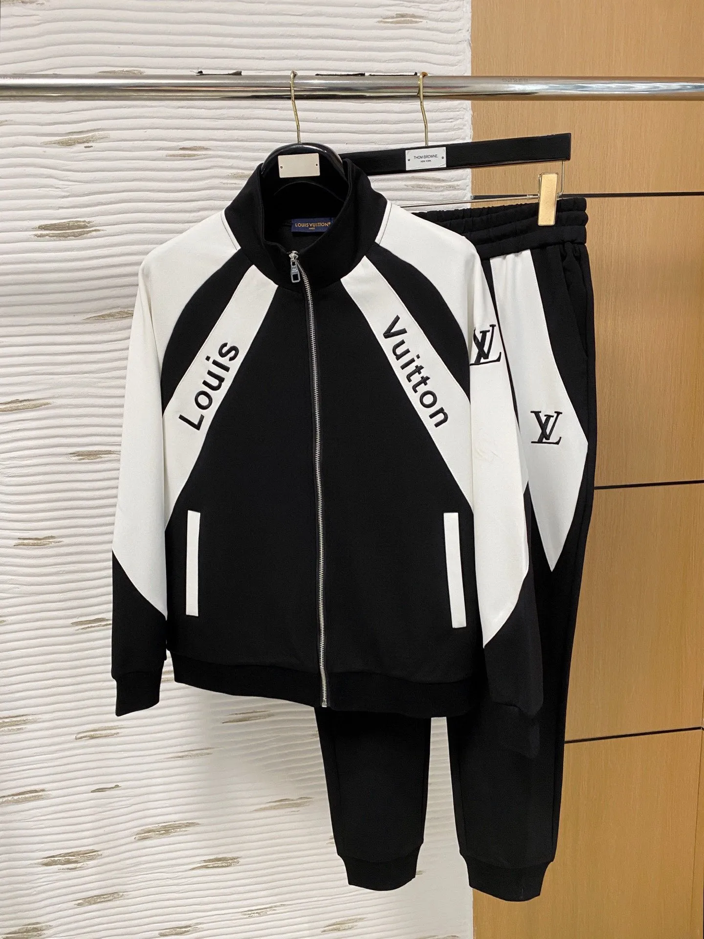 🅿️720 [LV Louis Vuitton] hot-selling suit is coming. Focus on the original version of the official website. 2025 new hot-selling cardigan and sweatshirt suit. The original order is the best. 🇭🇰The meticulous work of top designers. It has a fitting and perfect upper body effect. All-natural high-quality Tencel Roman cotton 100%, close-fitting comfort, noble and elegant! Original hardware embodies elegance and nobility! Counter size: M-3XL (maximum wear up to 190 pounds)